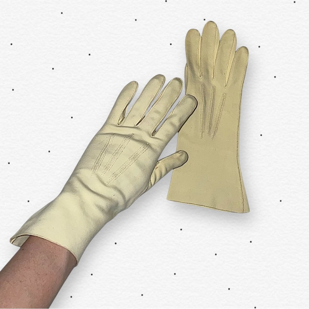 Vintage Classic Soft Yellow Gloves
